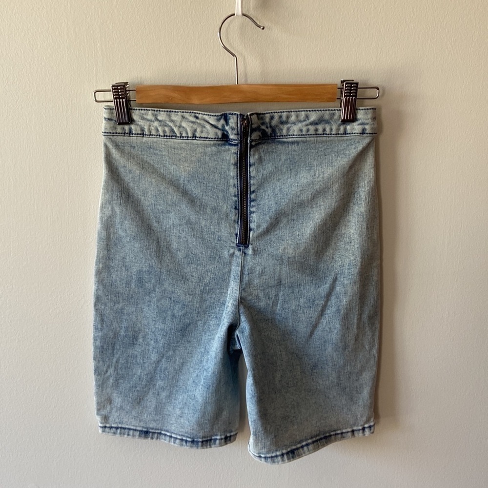 ⭐️Free w/ Purchase! Wild Fable Acid Wash Denim Biker Shorts Size 2 - Picture 3 of 8